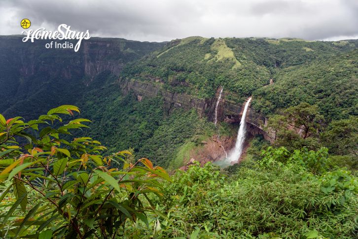 Nohkalikhai Falls-Hoi Trips-Mesmerizing Meghalaya