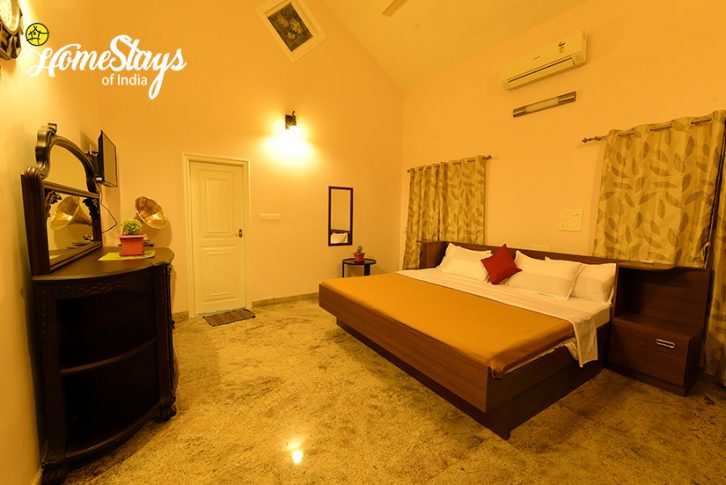 Colonial-BedRoom_Mugathihalli-Homestay-Chikmagalure