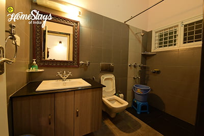 Vintage-Bathroom_Mugathihalli-Homestay-Chikmagalure