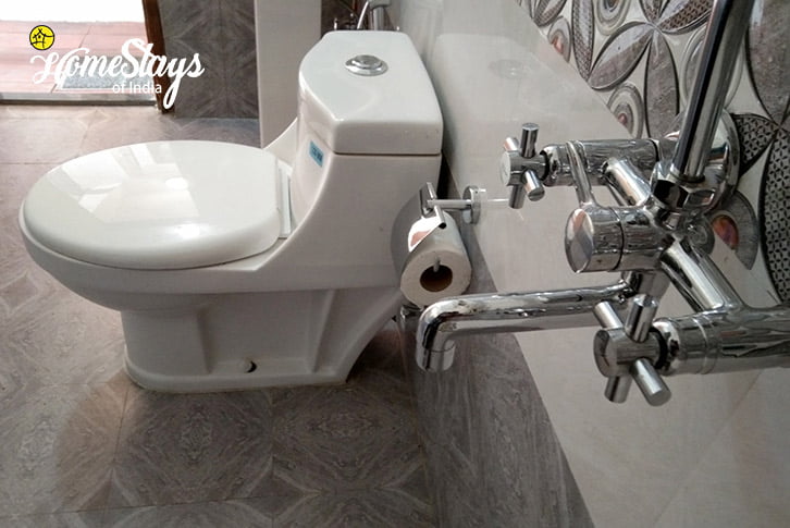 Toilet-2-Gehna Snowline Homestay-Mukteshwar