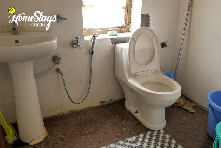 Bathroom-Merak Homestay-Pangong