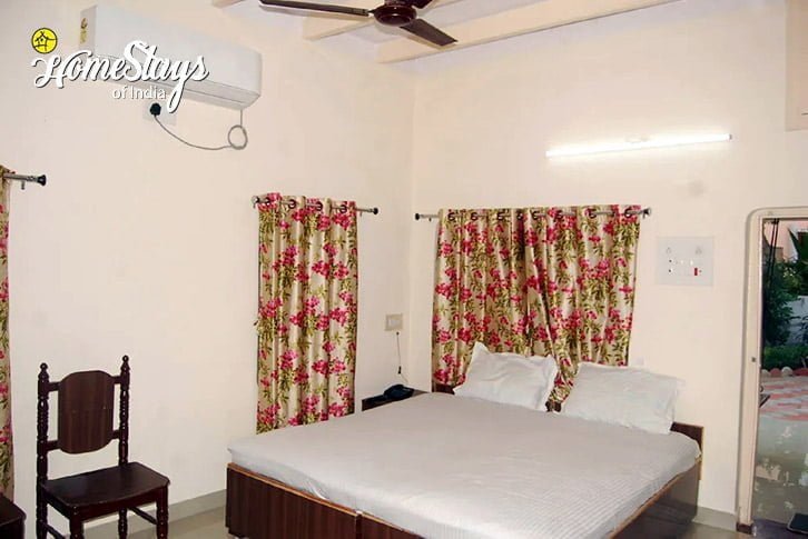 Bedroom-7-Blissful Homestay-Dwarka