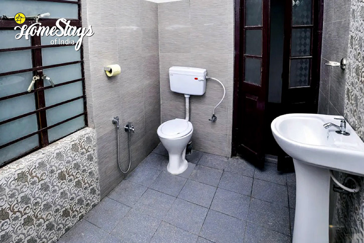 Bathroom-2-Ancient Glory Heritage Homestay-Takdah