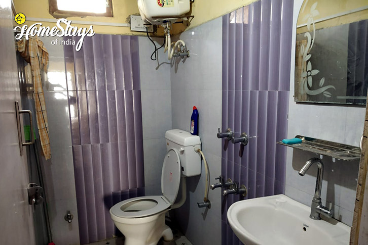 Bathroom-Hanging-Cliff-Homestay-Dhankar
