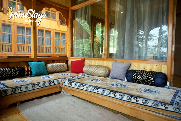 Living-Area-Kathkuni Bungalow-Naggar