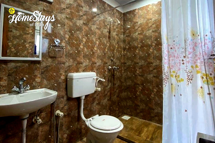 Bathroom-2-Ode to Sustainable Living Homestay-Almora