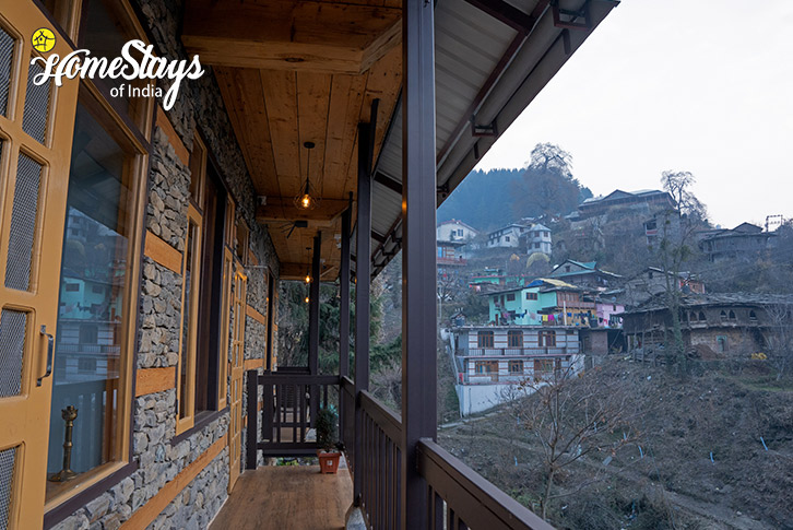 Balcony-Himachali Essence Homestay, Naggar - Manali