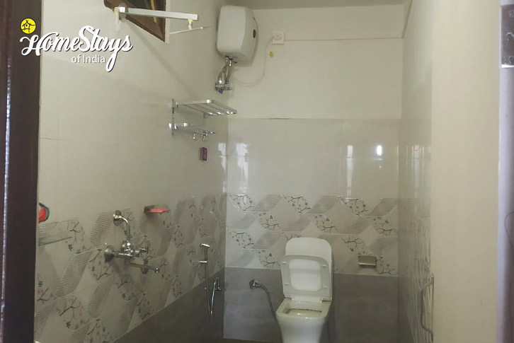 Bathroom-1-Rolling Hills Homestay-Tinchuley