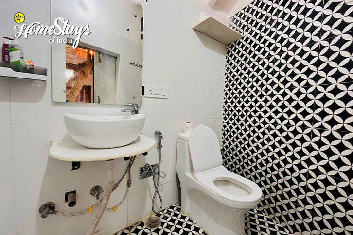 Bathroom-2-Hidden Gem Homestay-Ramgarh