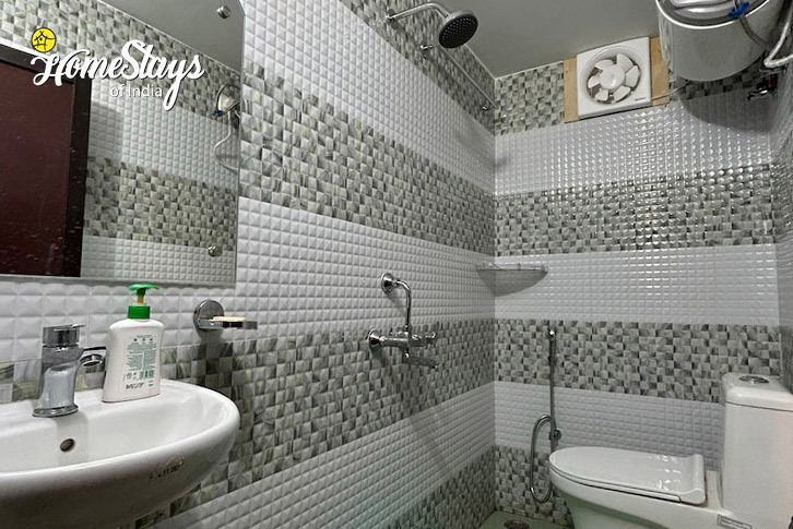 Bathroom-Country Comfort Homestay-Kainchi Dham