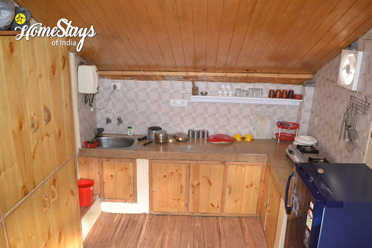 kitchen-Himalayan-Aura-Homestay-Manali1