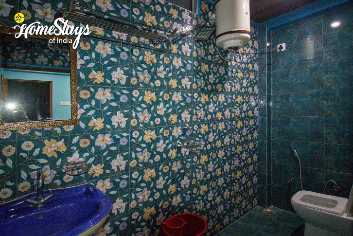Bathroom-2-Mountain Echo Homestay-Rishikesh