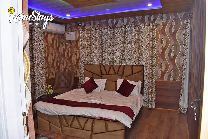 Classic-room-3-Glorious Mountain Homestay-Srinagar