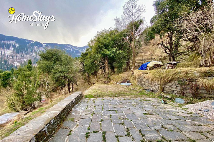 Outside-View-Himalayan Village Homestay, Hallan Valley