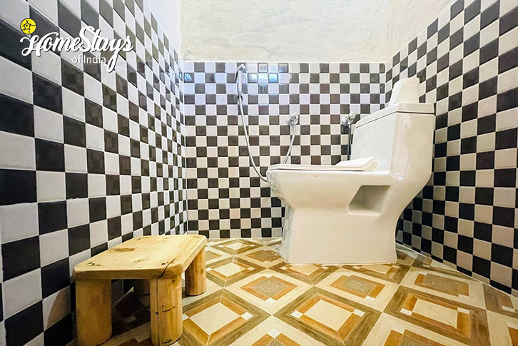 Bathroom-Hidden Wonderland Farmstay-Chamba-1