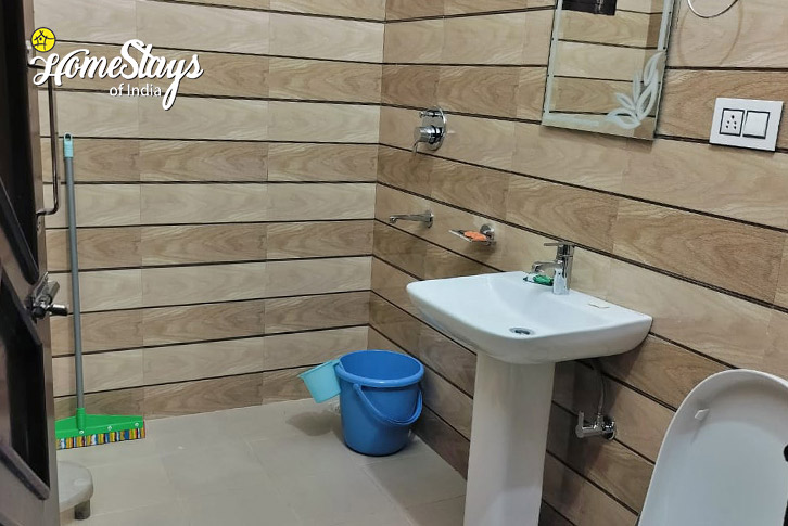 Bathroom-1-Pine Hill Homestay, Banikhet-Dalhousie