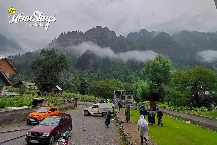 Front-View-Green Meadows Riverside Homestay-Sonamarg