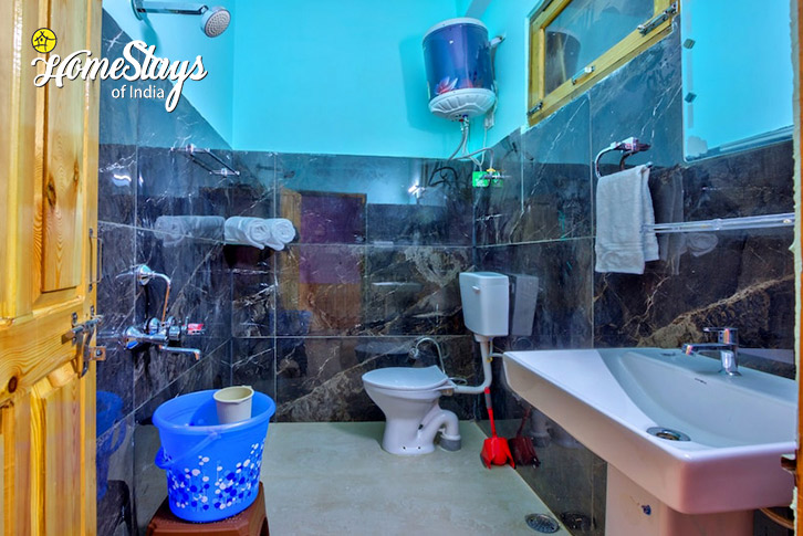 Bathroom-1-Tranquil Escape Homestay-Tirthan