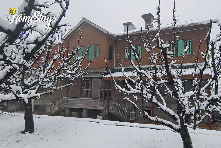 Exterior-in-Winter-Apple Blossom Homestay-Gulmarg