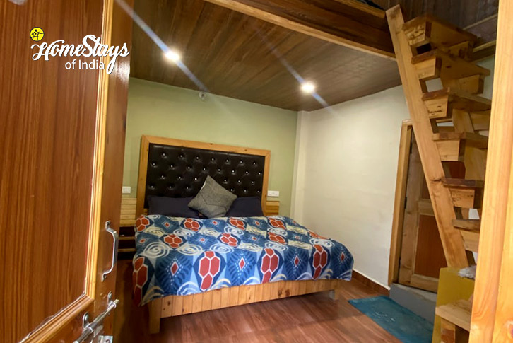 Attic-Room-Peaks & Paws Homestay-Kasol