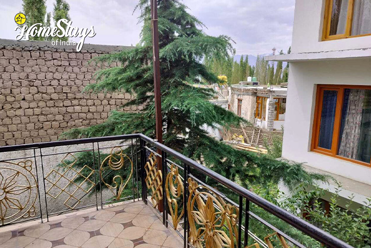 Balcony-Rustic Roots Homestay - Leh