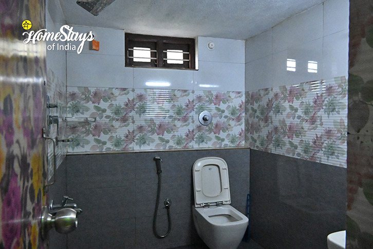 Bathroom-1-Cozy Comfort Homestay, Madikeri-Coorg