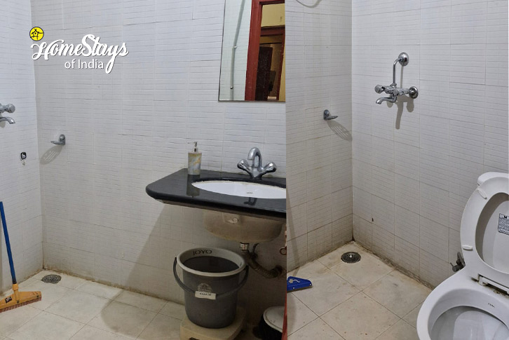 Bathroom-1-Gangapole-Tradional-Homestay,-Jaipur