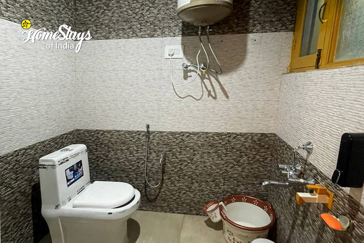 Bathroom-Sindh Serenity Riverside Homestay-Sonamarg