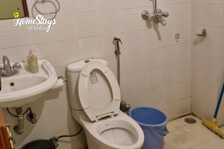 Bathroom-2-Gangapole-Tradional-Homestay,-Jaipur