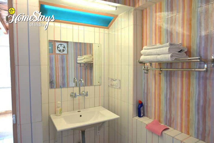 Bathroom-2-Hinsar Farmstay, Kempty-Mussoorie