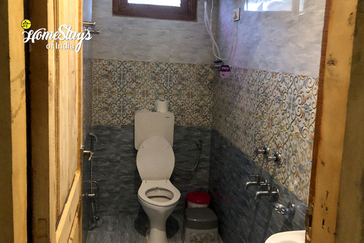 Bathroom.-Hidden Trails Homestay-Shangarh