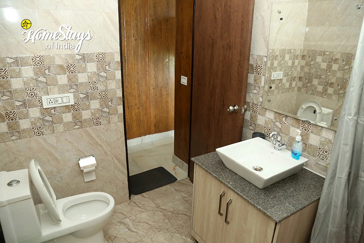 Bathroom-Happy Haze Homestay-Sirmaur