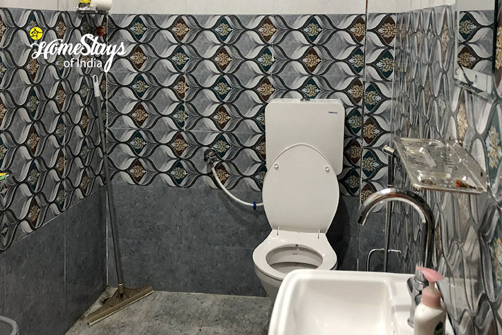 Bathroom-Hidden Trails Homestay-Shangarh