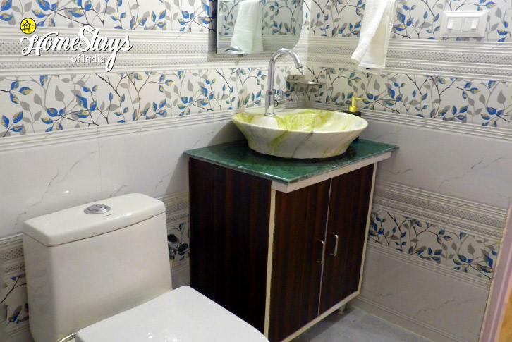 Bathroom-Hillside Harmony Homestay-Chail