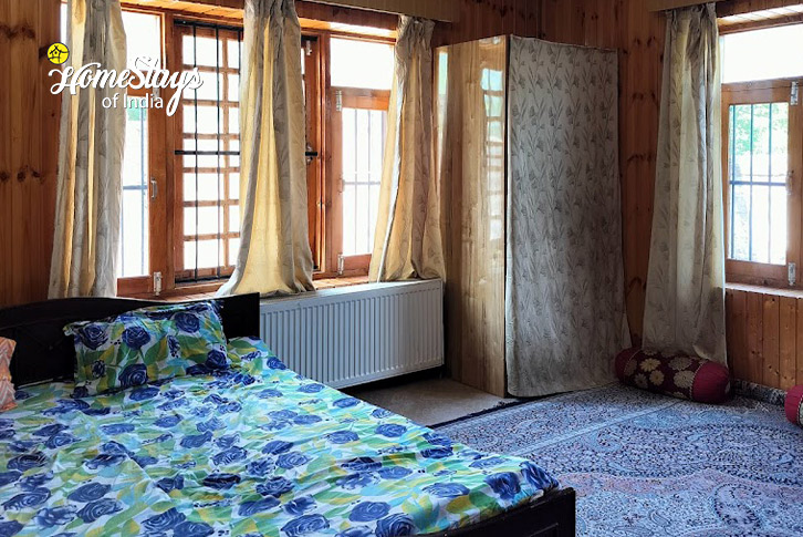 Classic-Room-1-The Emerald Cottage-Baramulla