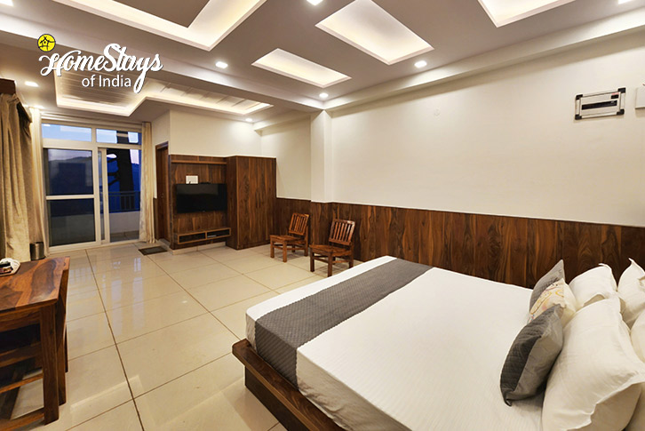 Classic-Room-3-Radiance Homestay-Kumarsain, Narkanda