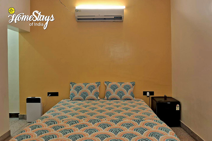 Classic-Room-3.1-The Green Grace Homestay-Faridabad