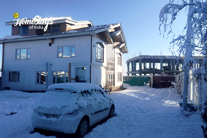 Parking-Crowning Glory Homestay-Gulmarg-