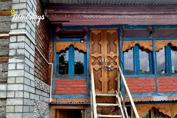 Entrance-Ropajani-Homestay-Tirthan