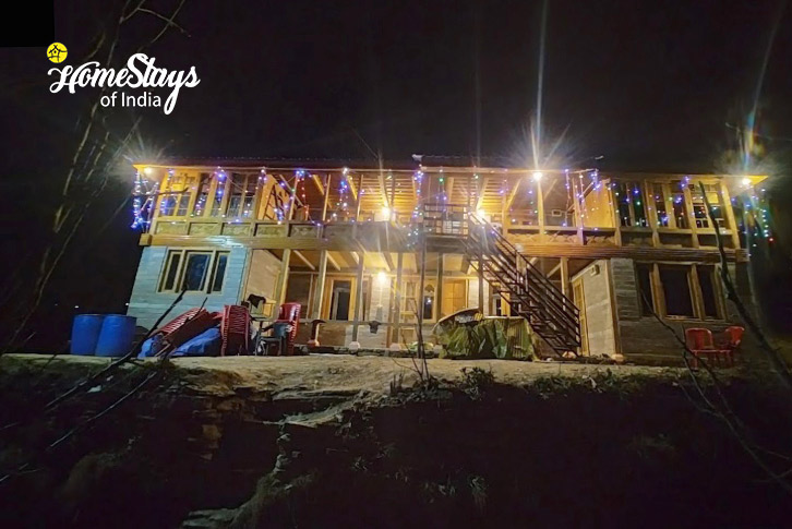 Exterior-at-Night-Snow Mist Homestay-Aut