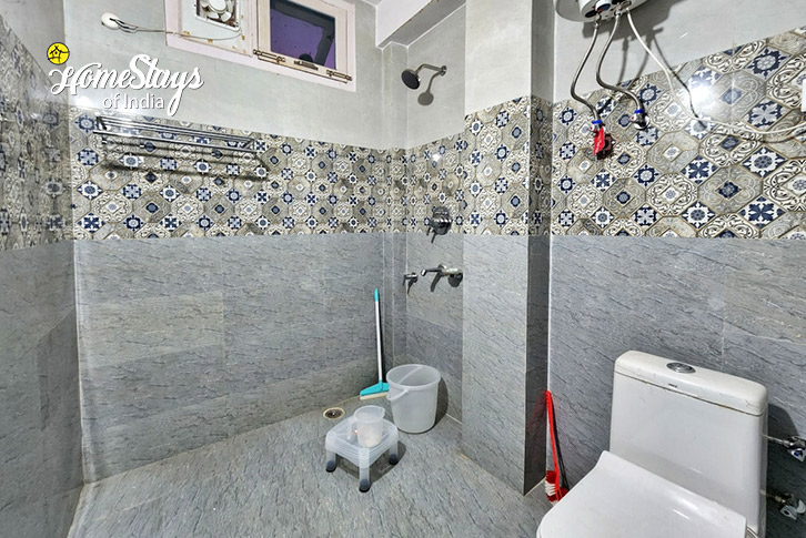 Family-Bathroom-Radiance Homestay-Kumarsain, Narkanda