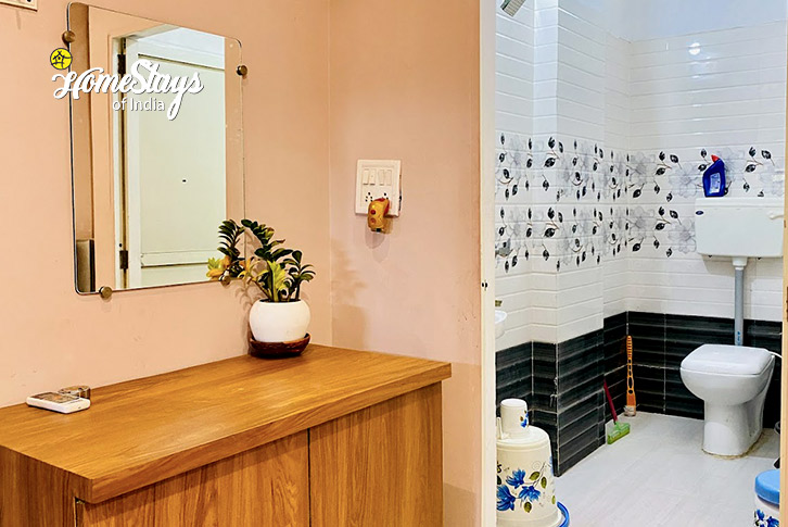 Fanily-Bathroom-Serenity Haven Homestay-Ujjain 