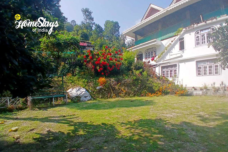 Lawn-Windward Homestay-Namthang, South Sikkim