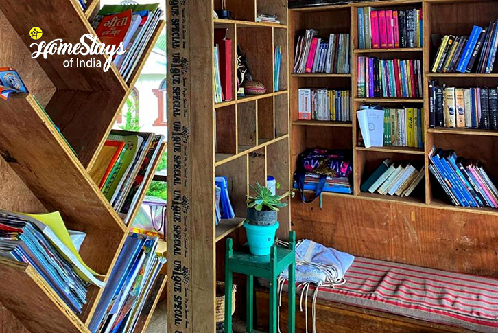 Library-Mountain Bloom Homestay-Pelling