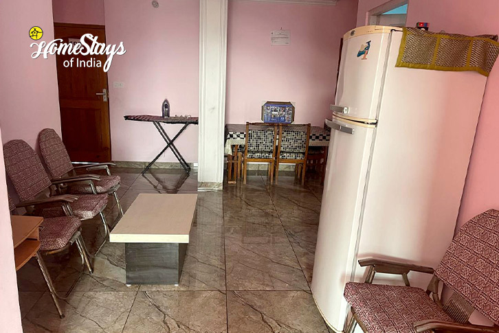 Living-Area-The Pit Stop Homestay-Sundar Nagar