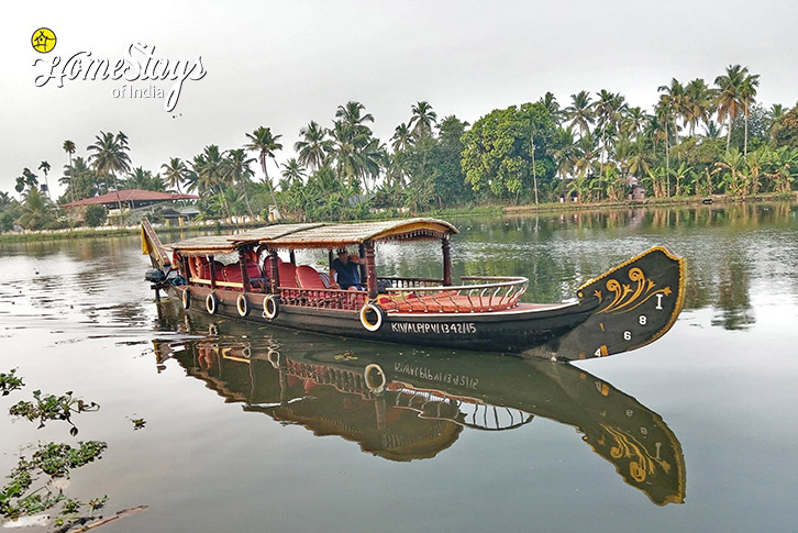 Local-Boat-1-Pampa Riverside Community Homestay-Alleppey