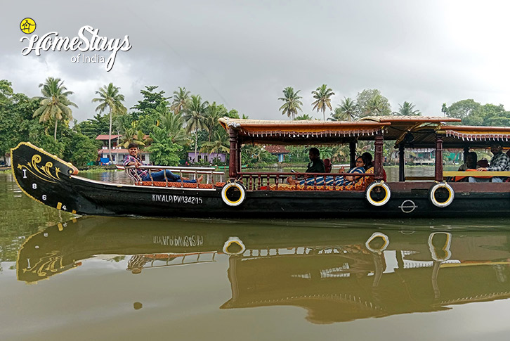 Local-Boat-Pampa Riverside Community Homestay-Alleppey