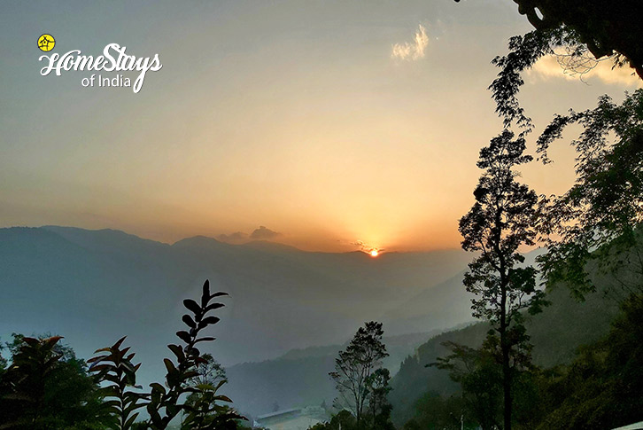 Sunset-Solitude in the Hills Homestay-Pelling