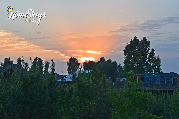 Sunset-Truly Local Homestay-Srinagar