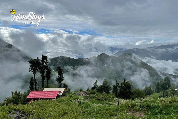 Surrounding-Cloud Trails Homestay, Dhanolti